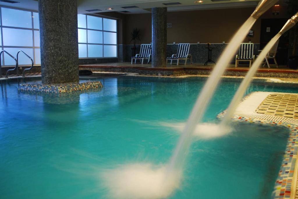 a swimming pool with water coming out of it at Hotel Puerto de Las Nieves in Agaete