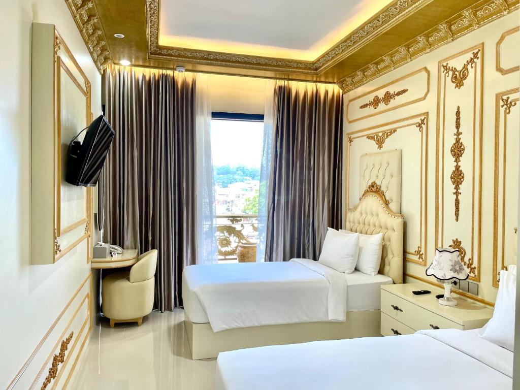 Postel nebo postele na pokoji v ubytování Atiyan Hotel Syariah