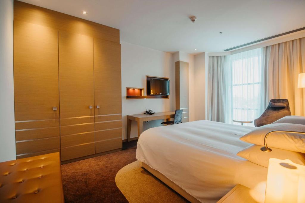 Postel nebo postele na pokoji v ubytování DoubleTree by Hilton Oradea
