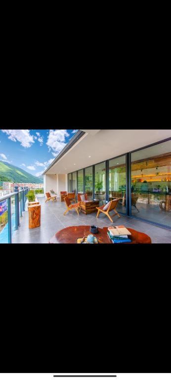 甘孜Kangding Zhuji Villa Designer View B&B的客厅设有大窗户