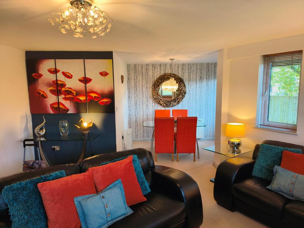 Waterside Apartment - Housity