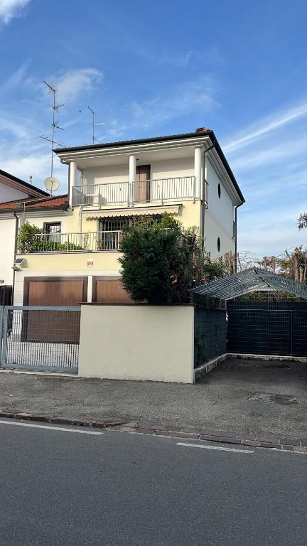 una casa bianca con una recinzione davanti di MGC a Modena