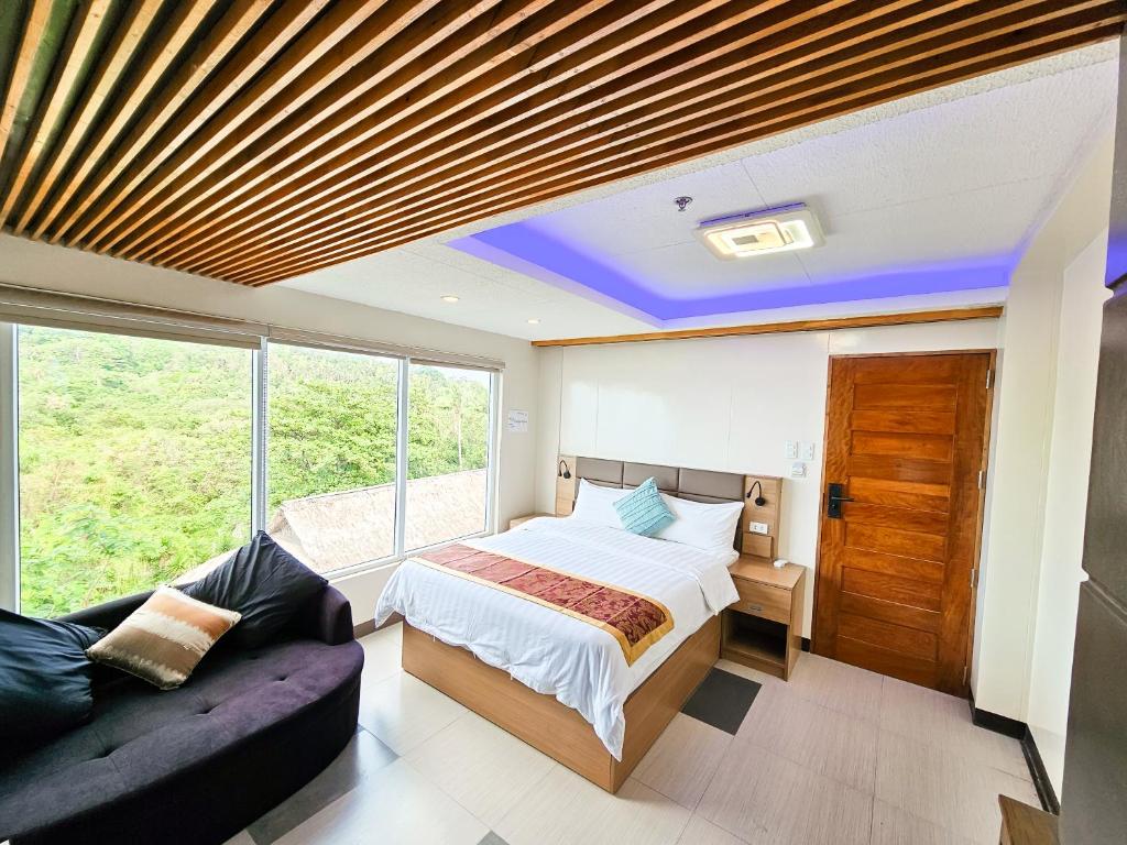 Postel nebo postele na pokoji v ubytování Serenity Beach Hotel