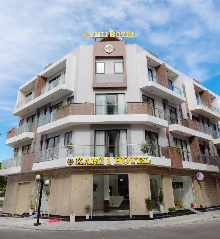 潘郎Hotel KAMI 1的上面标有酒店标志的高大的白色建筑
