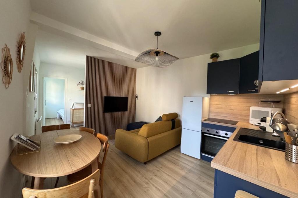 une cuisine et un salon avec une table et un canapé dans l'établissement Apartment with Wifi near city center, à Trouville-sur-Mer