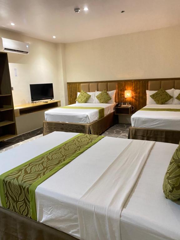 Postel nebo postele na pokoji v ubytování Maxi Hotel and Event Center