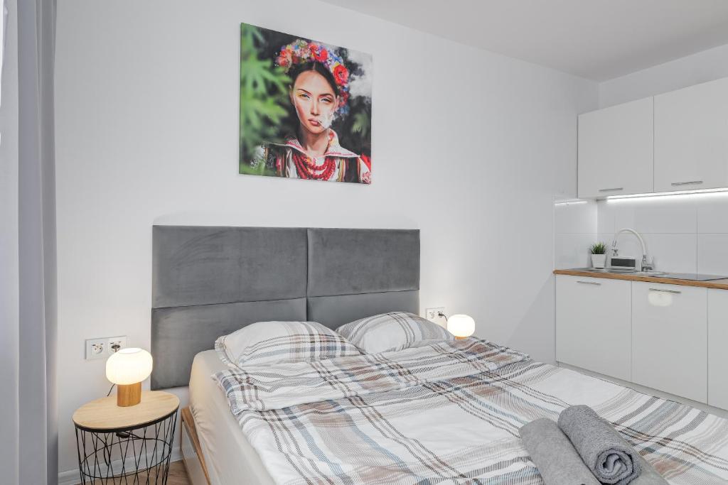 Andersena 190 B - 12 piętro - 10 min CMKP - 5 min Metro - 15 min Centrum - One-Bedroom Apartment