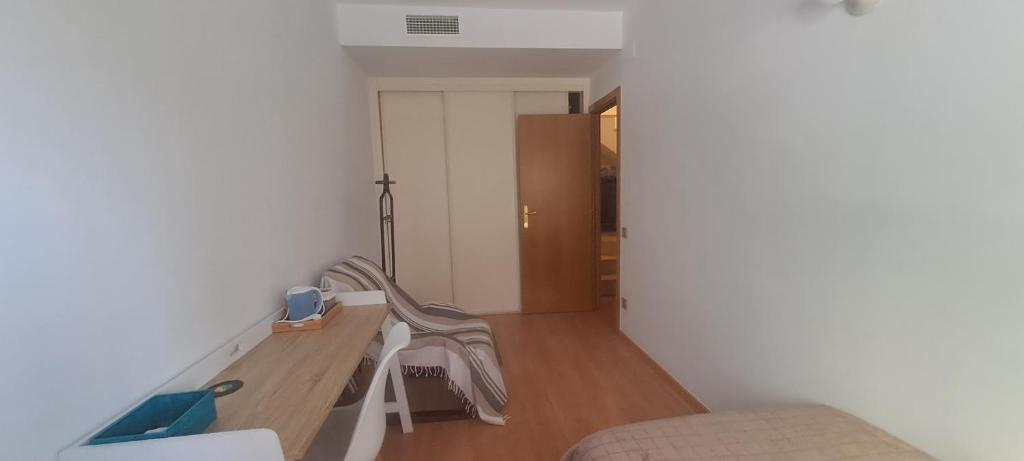 un salon avec une table et des chaises en bois dans l'établissement Lovely Room near Park Guell, à Barcelone