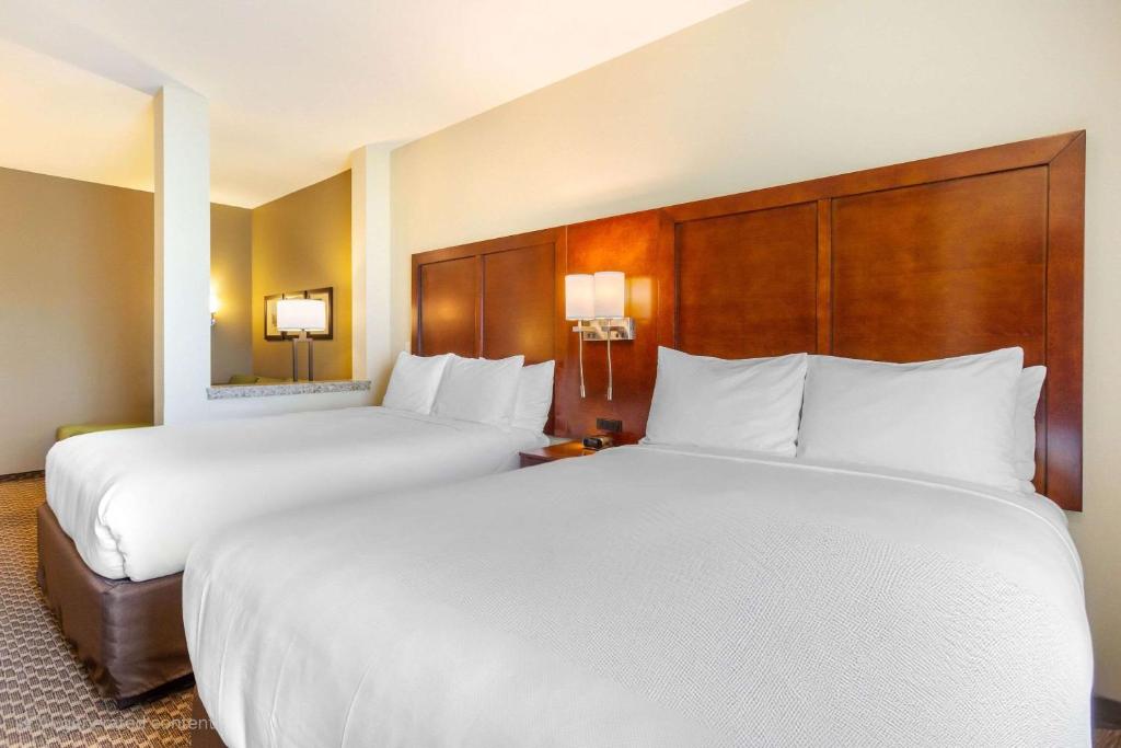 Ein Bett oder Betten in einem Zimmer der Unterkunft Comfort Suites Burlington near I-5