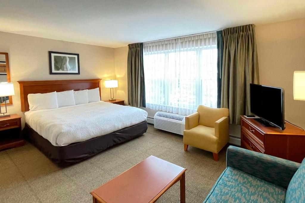 Postel nebo postele na pokoji v ubytování Smart Suites, Ascend Hotel Collection