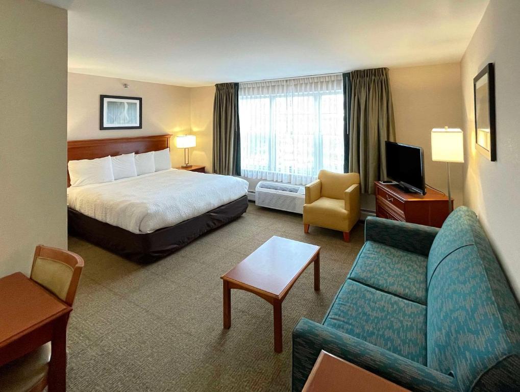 Postel nebo postele na pokoji v ubytování Smart Suites, Ascend Hotel Collection