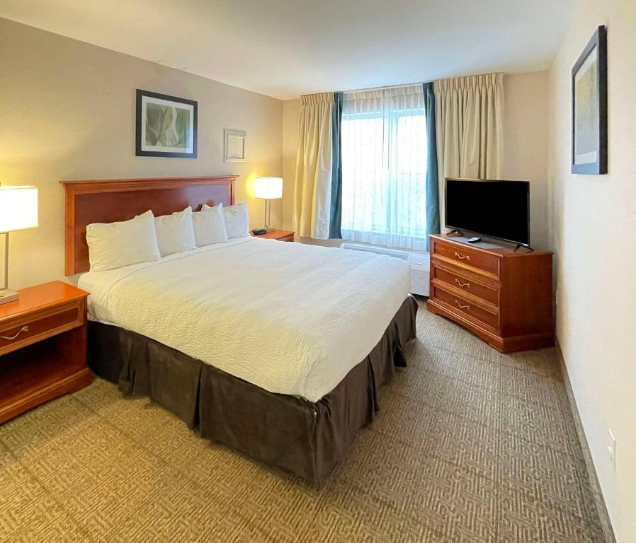 Postel nebo postele na pokoji v ubytování Smart Suites, Ascend Hotel Collection