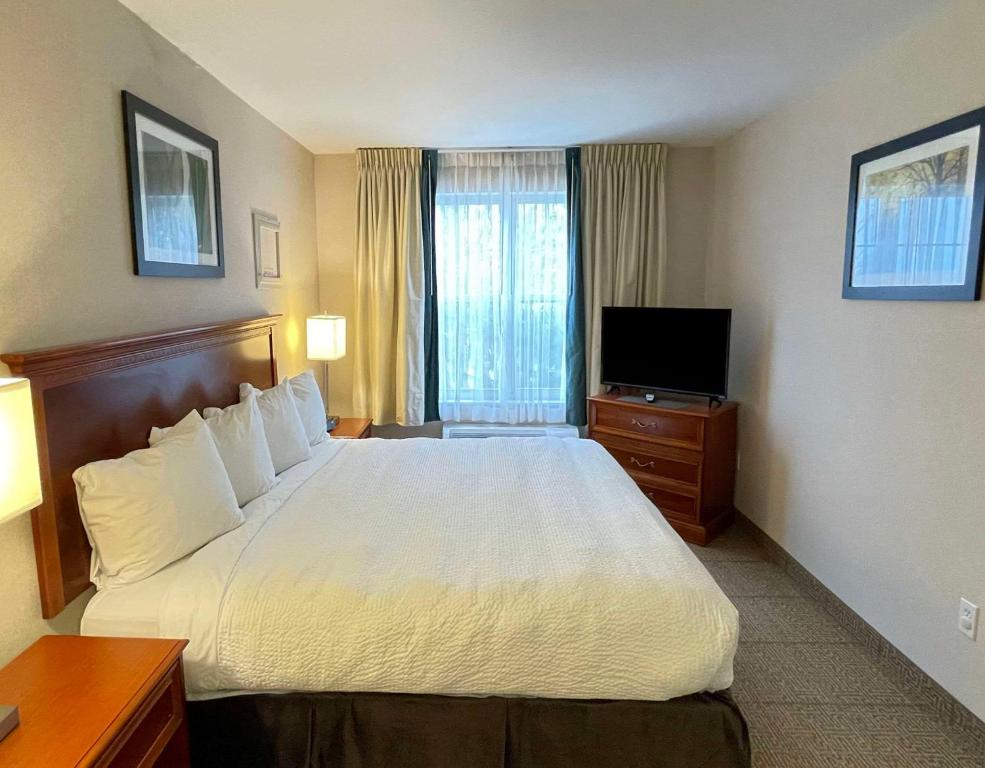 TV a/nebo společenská místnost v ubytování Smart Suites, Ascend Hotel Collection