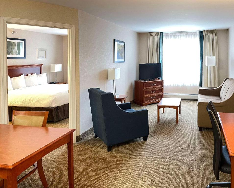 Postel nebo postele na pokoji v ubytování Smart Suites, Ascend Hotel Collection