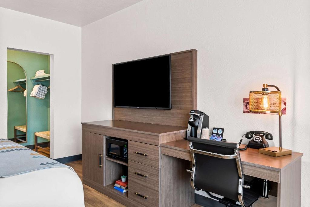 TV a/nebo společenská místnost v ubytování Maverick Hotel Eugene Near University, Ascend Hotel Collection