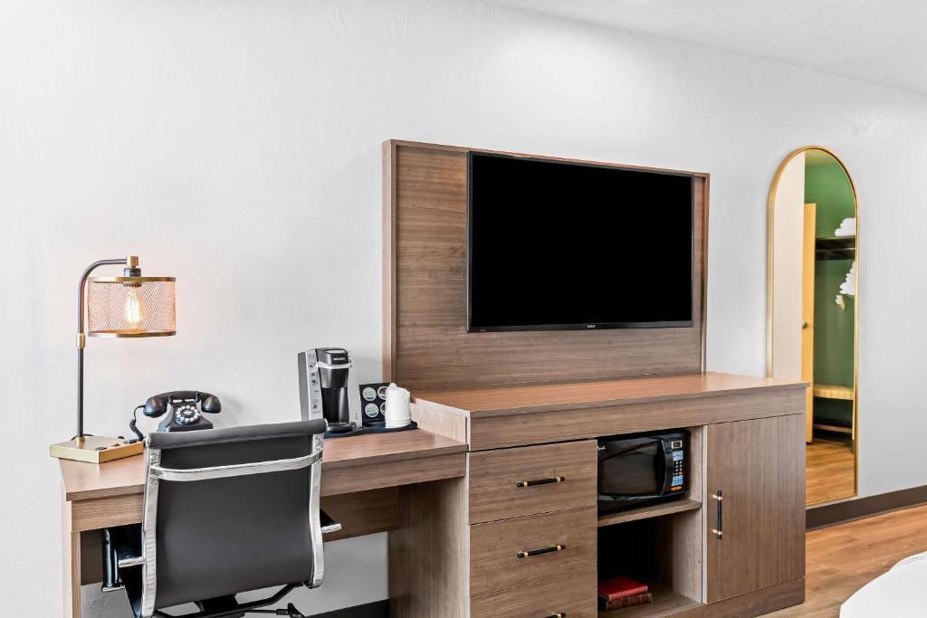 TV a/nebo společenská místnost v ubytování Maverick Hotel Eugene Near University, Ascend Hotel Collection
