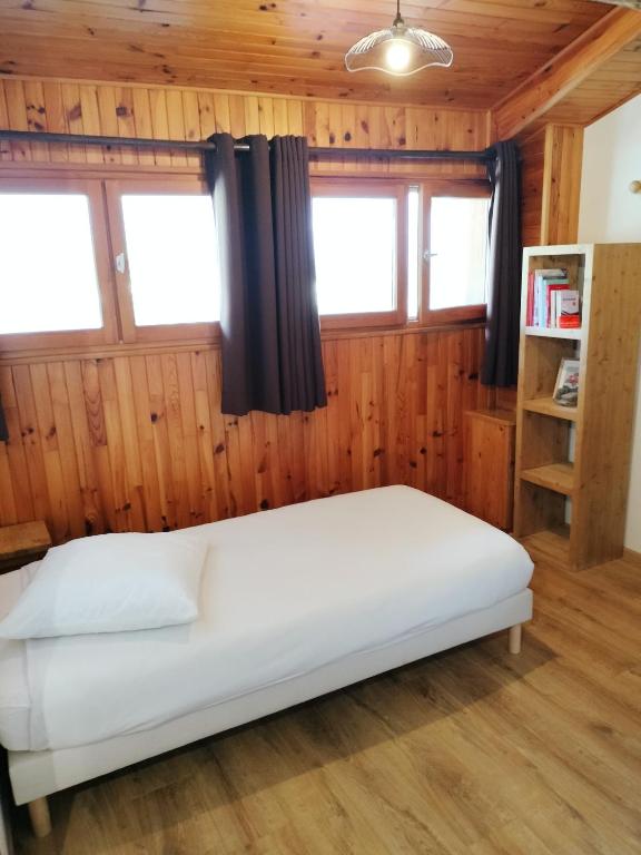 Postel nebo postele na pokoji v ubytování La Roche du Croue