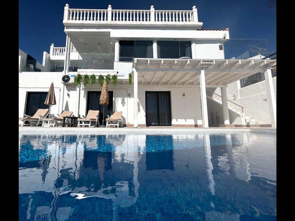 Bazén v ubytování Villa Las Vistas Costa Adeje nebo v jeho okolí