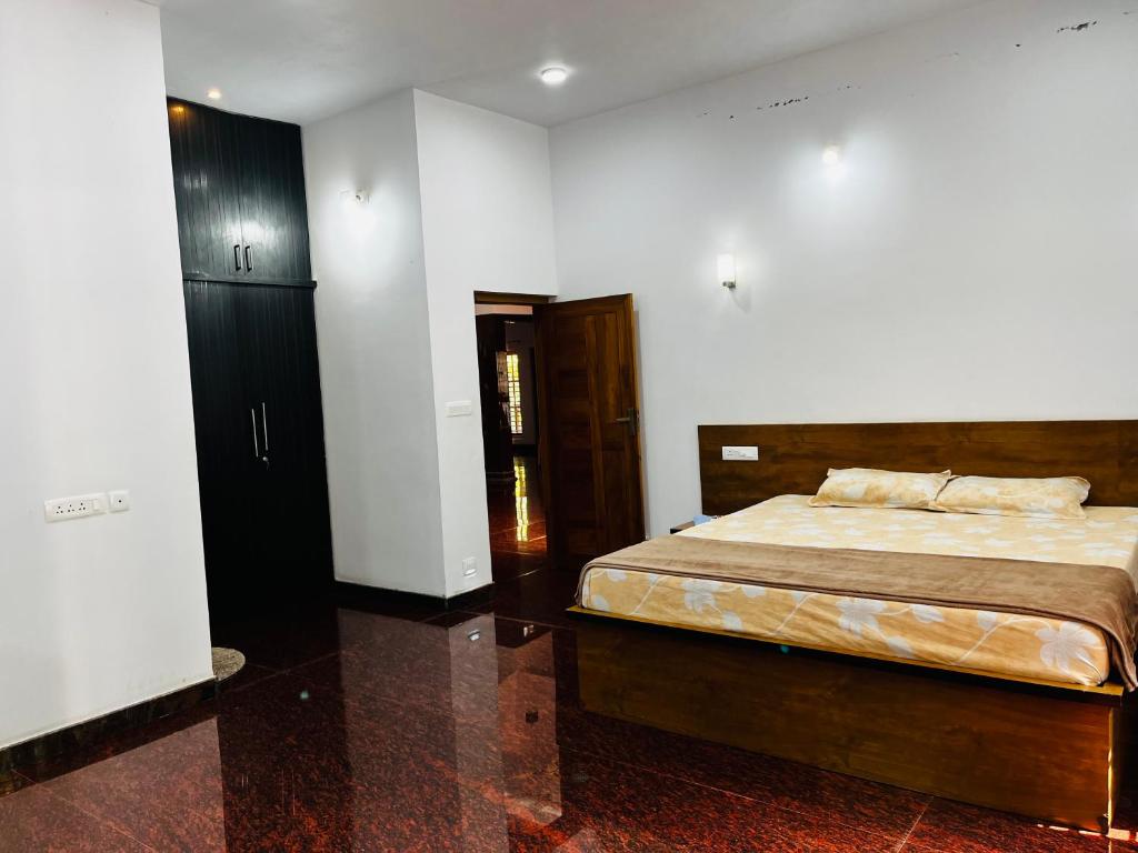 Postel nebo postele na pokoji v ubytování Entire Private Luxury Resort in Wayanad - Cinnamon Villa Wayanad