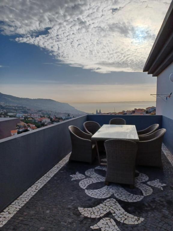 丰沙尔Ocean Paradise Til II的阳台上的桌子和椅子,可以欣赏美景