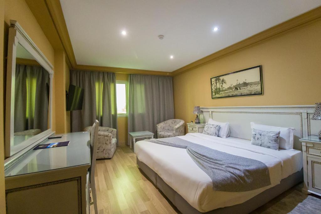 Postel nebo postele na pokoji v ubytování El Oumnia Puerto & Spa