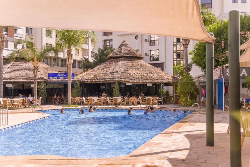 Bazén v ubytování El Oumnia Puerto & Spa nebo v jeho okolí