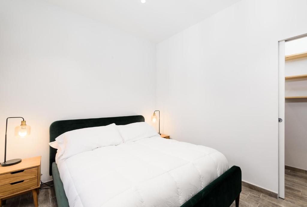 Postel nebo postele na pokoji v ubytování Dolce Limone by Rentbeat