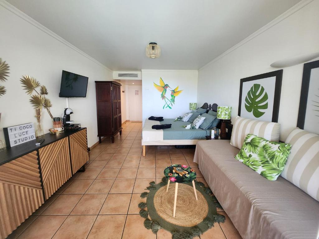 TV a/nebo společenská místnost v ubytování Ti coco luce studio à Sainte Luce dans village de vacances