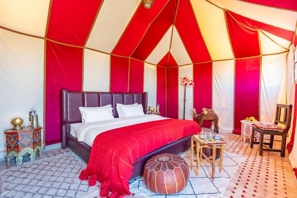 Ένα ή περισσότερα κρεβάτια σε δωμάτιο στο Sahara Magic Luxury Camp