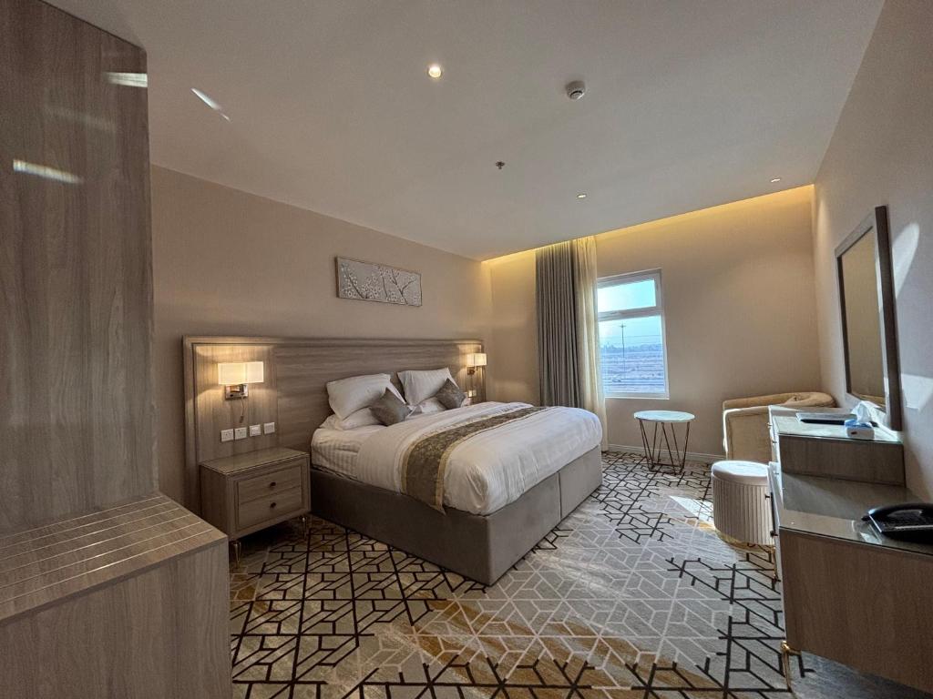Postel nebo postele na pokoji v ubytování Grand Line Hotel