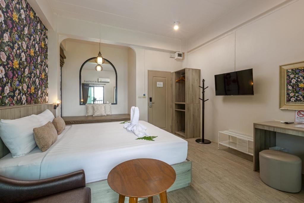 TV a/nebo společenská místnost v ubytování Ang Pao Hotel Phuket