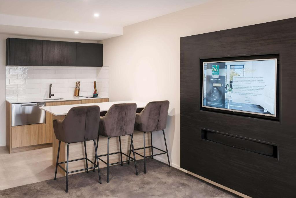 TV a/nebo společenská místnost v ubytování Hotel Elms Christchurch, Ascend Hotel Collection