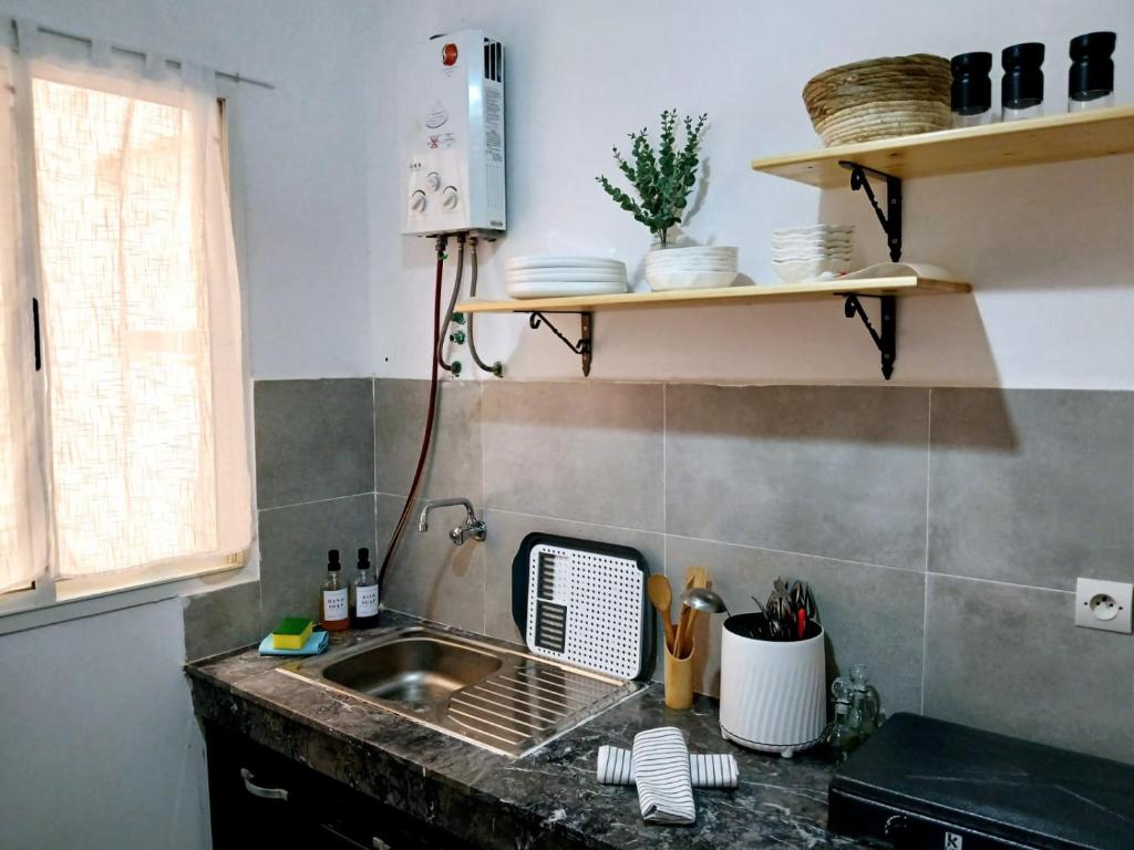 a kitchen with a sink and a counter top at Appartement Cosy et Familial in Safi