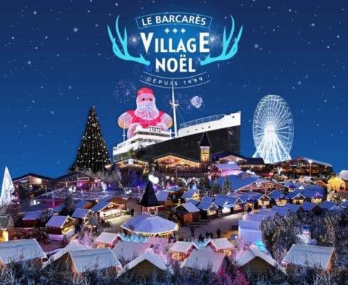 un village de Noël avec une clause de santa en arrière-plan dans l'établissement Appartement FACE A LA MER Rez de jardin avec Cour Proche du Lydia, au Barcarès