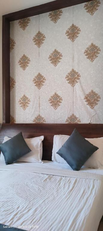 Postel nebo postele na pokoji v ubytování Hotel Saishree`