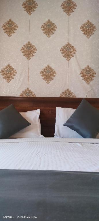 Postel nebo postele na pokoji v ubytování Hotel Saishree`