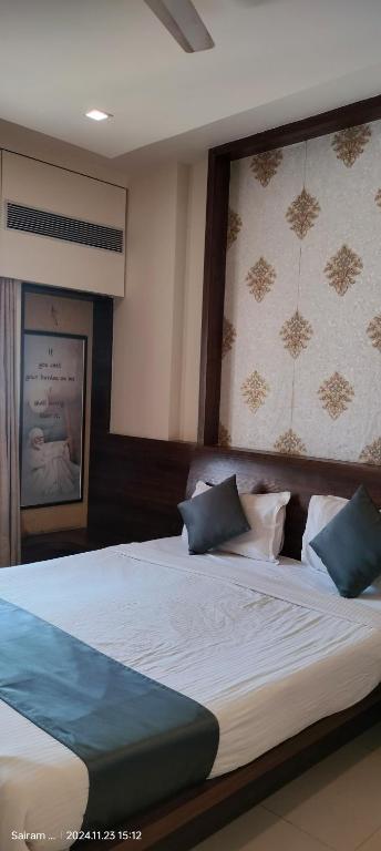 Postel nebo postele na pokoji v ubytování Hotel Saishree`