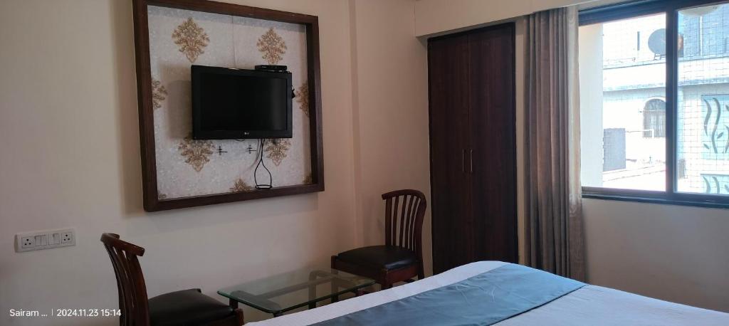Postel nebo postele na pokoji v ubytování Hotel Saishree`