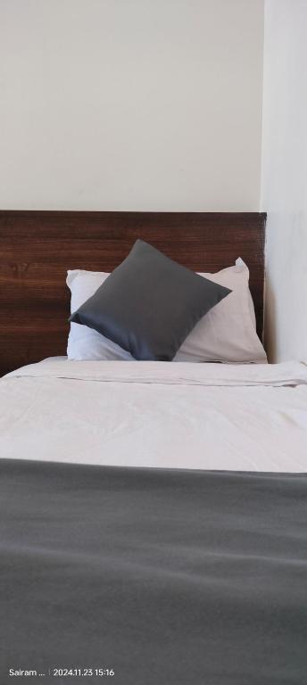 Postel nebo postele na pokoji v ubytování Hotel Saishree`
