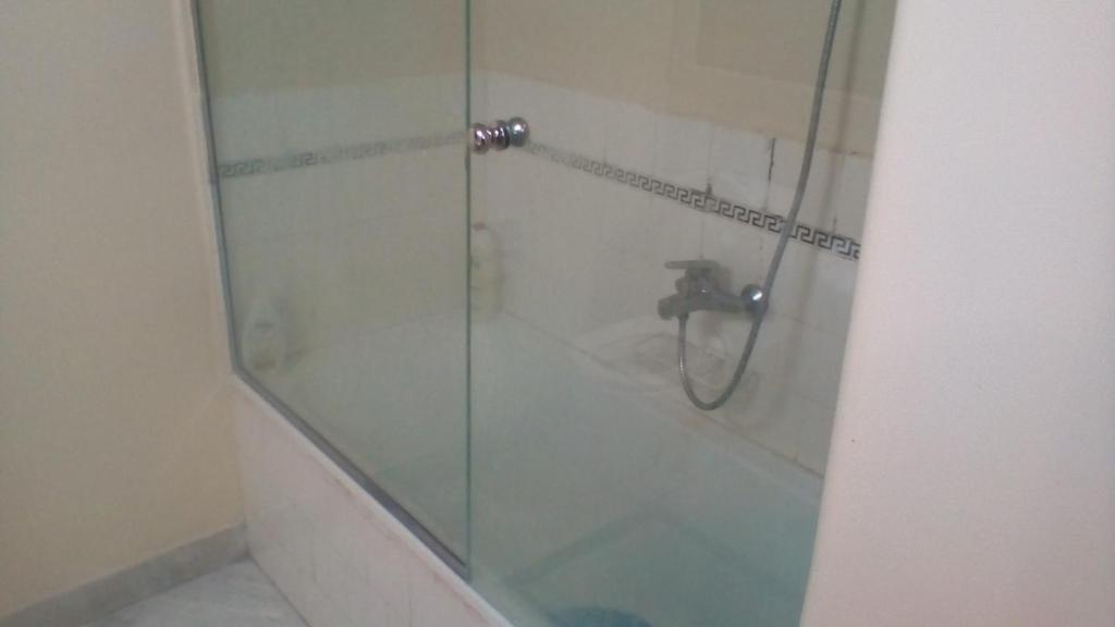 Ένα μπάνιο στο Solonos Private Rooms!