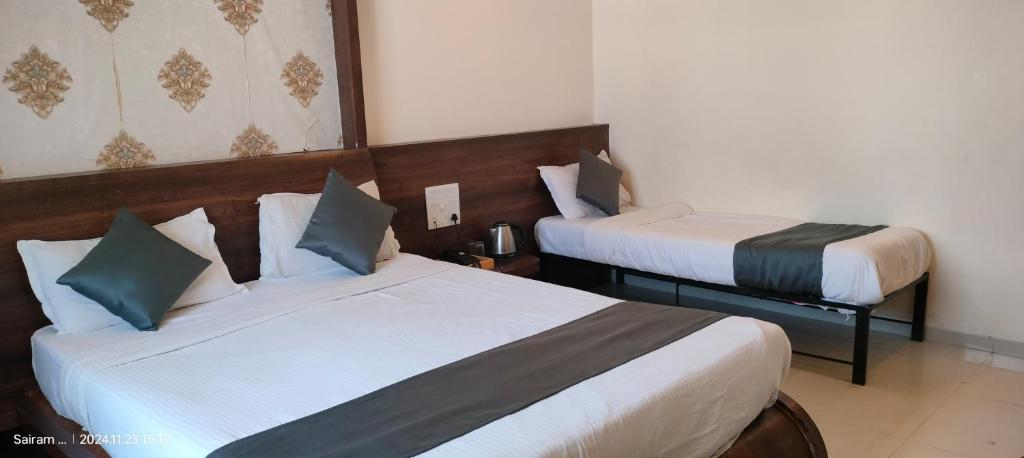 Postel nebo postele na pokoji v ubytování Hotel Saishree`