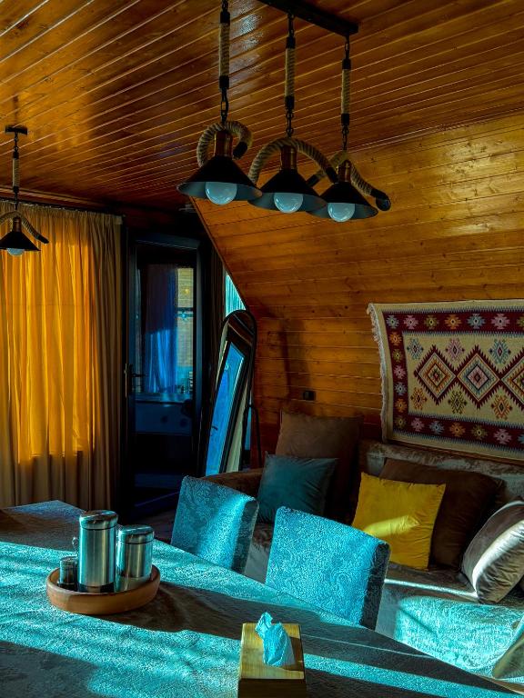 Posezení v ubytování Donata Cottages kazbegi