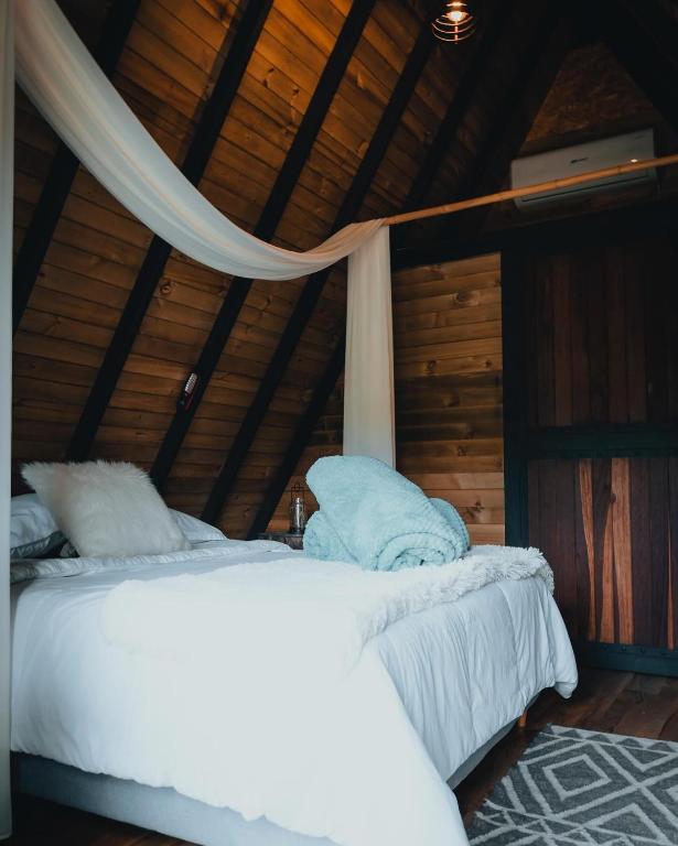 Postel nebo postele na pokoji v ubytování Cardinal Glamping