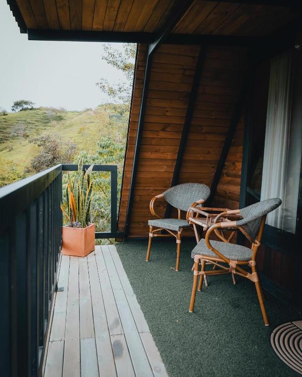 Balkón nebo terasa v ubytování Cardinal Glamping