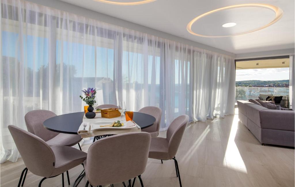 Posedenie v ubytovaní 3 Bedroom Stunning Apartment In Krk