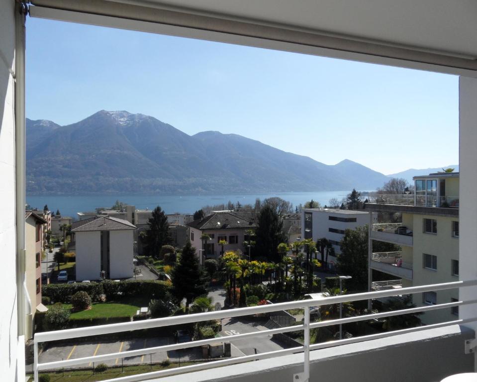 Smart-HOTEL MINUSIO, a Benvenuti Hotel - Sala Familiar Con Balcón Y Vista Parcial Del Lago