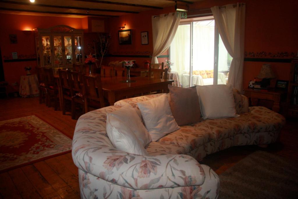 Posezení v ubytování The Old School House B&B