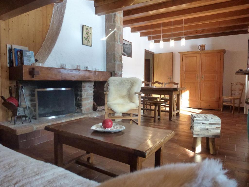un salon avec une cheminée et une table dans l'établissement Appartement 3 chambres - Megeve, proche pistes de ski, parking, Wifi - FR-1-453-148, à Demi-Quartier