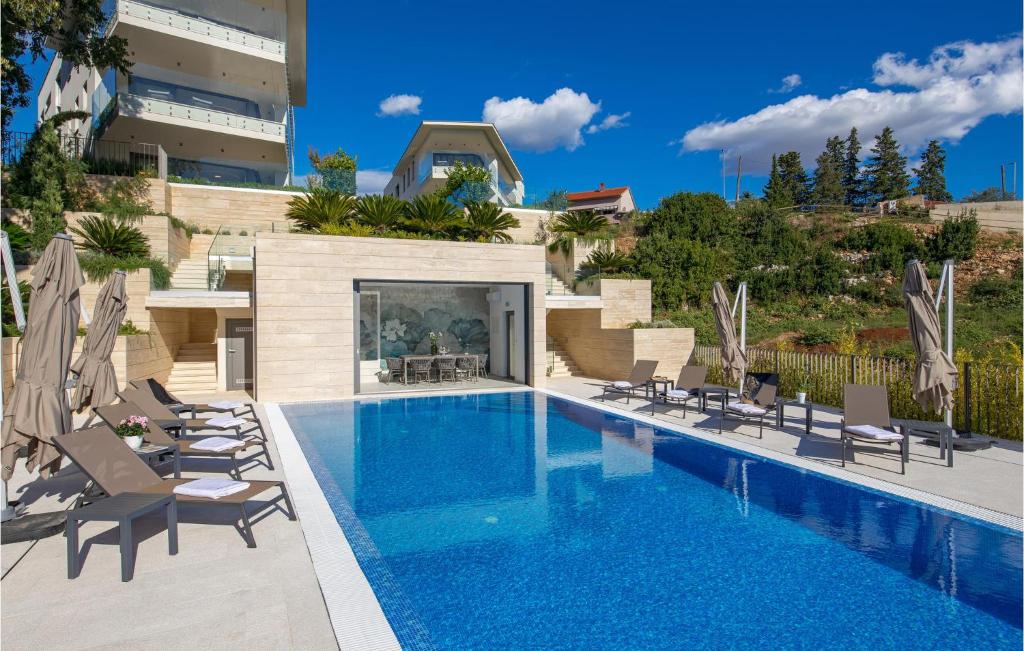 Bazén v ubytovaní 3 Bedroom Stunning Apartment In Krk alebo v jeho blízkosti