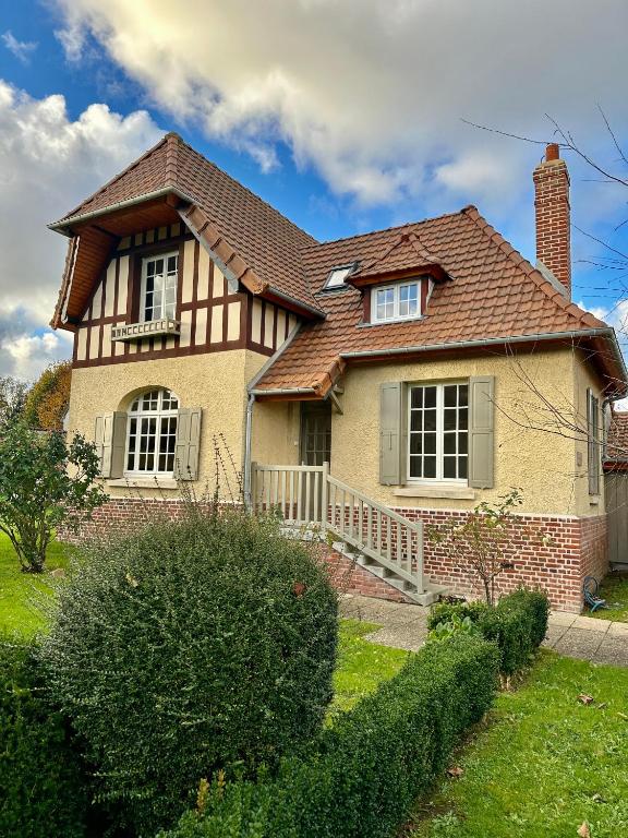 une maison en briques avec un toit brun dans l'établissement VILLA LES ROSES Maison 5 Couchages, à Offranville